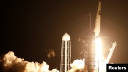 SpaceX的龙飞船搭载猎鹰9号火箭发射升空,4名宇航员将被送入国际空间站。(2020年11月15日)