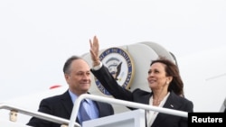 美国副总统哈里斯登上转机离开加利福尼亚州范登堡空军基地(2022年4月18日)