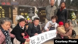 清明节民众自发到杨佳墓祭祀 (博讯图片)