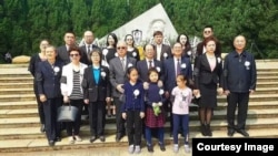 2017年4月15日,胡耀邦子女和其他亲属在胡耀邦李昭墓前合影。(微信图片)