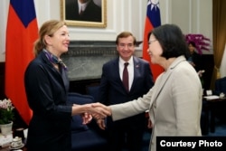 2016年6月1日台湾总统蔡英文在台北总统府会见来访的美国众议院外交委员会主席罗伊斯夫妇,蔡英文总统与玛丽·罗伊斯握手(台湾总统府图片)