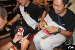 2019年7月3日,有路人送给香港绝食者陈凯兴避暑用品 (美国之音记者申华拍摄)