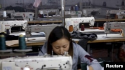 一名中国女工在成衣厂工作(资料图)