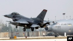 美军一架F16战机在意大利的空军基地降落