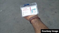 一名学生工劳动后伸出胳膊 (中国劳工观察提供)