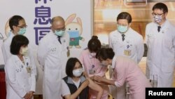 台湾总统蔡英文2021年9月30日接受疫苗加强针