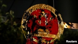 2019年7月21日香港反送中示威者游行前往北京中央政府驻港机构中联办抗议后中国国徽遭破坏。