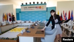 工作人员正在会议室做准备工作,美国担任东道国的东盟峰会在这里举行(2016年2月15日)