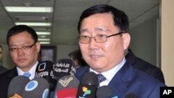 Cet enfant d'un enfant a commencé à avoir des convulsions à la fin d'août. Son père l'a transporté à un hôpital situé à six heures de route par moto. Les agents de santé ont dit qu'il est impossible de le guérir tant qu'il vivra au village de Bagega, qui est contaminé au plomb (H. Murdock for VOA)