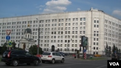 莫斯科市中心的俄罗斯国防部大楼。中国宣称9月份将在南中国海举行联合演习,但俄罗斯军方却对此保持保持沉默。(美国之音白桦拍摄)