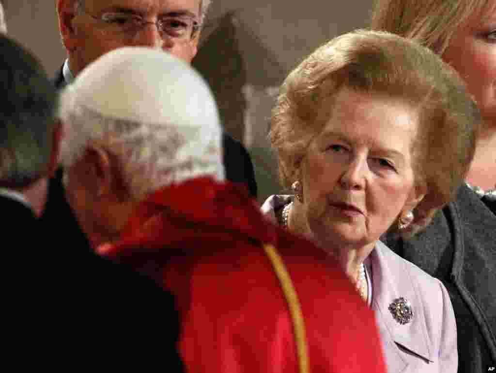 Thủ tướng Thatcher chờ đến lượt để chào Đức Giáo Hoàng Bênêđictô đến thăm London, 17/9/2010.