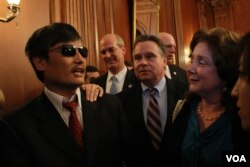 陈光诚离开会场前回答voa卫视记者提问(图片来源:鲍灵晶)