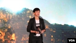 香港社运人士、歌手何韵诗在奥斯陆自由论坛-台湾上发表演讲,呼吁全球团结一致声援香港人的抗争。(2019年9月13日,美国之音林枫拍摄)