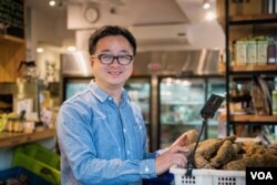 罗文嘉在书店里销售桃园小农户种植的有机蔬菜。(美国之音记者方正拍摄)