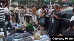 420雅安地震受伤民众等候救治。(网民提供)