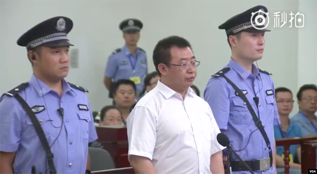 中国维权律师江天勇在长沙出庭受审 (2017年8月22日)。根据中国官媒的视频,江天勇星期二在法庭上说,他受在境外参加研讨班的影响,产生了推翻中国政治制度的想法。江天勇的妻子金变玲和活动人士认为,这是审判秀,目的是败坏江天勇的名誉,江天勇被迫按当局的要求认罪。德国驻华大使柯慕贤说,“在整个审理过程中,江天勇没有被获准选择他自己的律师,很显然,在法庭审理之前,他就在中国电视台播放的‘认罪’中被预先做出判决,对此我们表示担忧。”“在这种情况下,公正的审判是不可能的”。