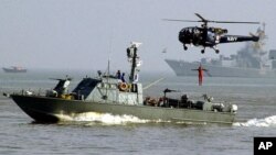 Hải quân Ấn Độ trong một cuộc tập trận ngoài khơi bờ biển của Bombay.