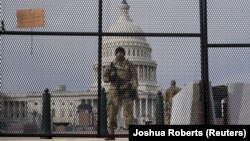 美国国会大厦前站岗的国民警卫队队员。(2021年1月17日)