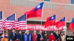 台湾驻美代表高硕泰夫妇(前排左5、左6)2020年1月1日参加华盛顿侨团在马里兰州一所高中举行的元旦升旗仪式(美国之音锺辰芳拍摄)