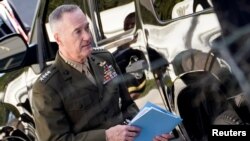 Chủ tịch Hội đồng Tham mưu trưởng Liên quân Hoa Kỳ, Tướng Joseph Dunford, rời Tòa Bạch Ốc sau khi gặp TT Trump để bàn về Syria, ảnh chụp tại Washington, ngày12/4/2018. REUTERS/Carlos Barria