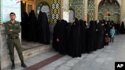 Phụ nữ Iran xếp hàng chờ bỏ phiếu tại Qom, ngày 14/6/2013.