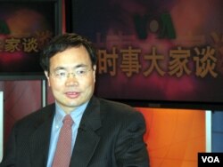 博讯网创办人韦石2007年参加美国之音节目(美国之音拍摄)