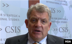 退休海军中校史密斯说国防部犹如一艘航空母舰不易掉头(美国之音黎堡拍摄)