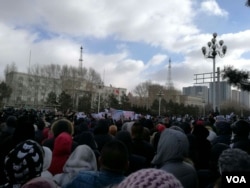 2017年2月16日,大庆市民在街头聚集。