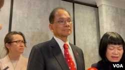 台湾立法院院长游锡堃(中)在华盛顿接受媒体采访。(2023年2月1日,美国之音锺辰芳拍摄)