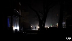 2023年1月28日敖德萨断电，居民在黑暗的街头行走。（法新社照片）