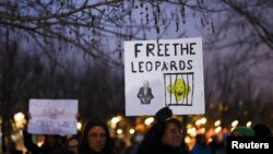 人们在德国柏林示威,并手举“把豹释放”和“现在不给豹式,今后会有第三次世界大战”的标语牌,呼唤德国批准向乌克兰提供豹式坦克。(2023年1月20日)