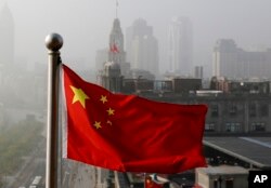 一面中国国旗在上海上空飘扬。(2021年1月7日)