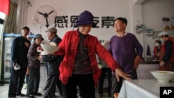 北京西南的定兴县一个慈善组织设立的一个食堂免费供给老年人午餐。(2021年5月13日)