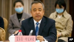 资料照:中国新疆维吾尔自治区副主席吐尼亚孜在一个记者会上讲话(2021年9月30日)