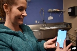 琳赛·麦克唐纳 (Lindsay McDonald) 用手机在蒙大拿州中部地区拍摄的一张气球照片。这个据信是中国间谍气球的球体在拥有数十个核导弹发射井的区域上空飞行。(2023 年2月7日。)