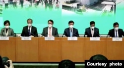 香港特首李家超(右三)2月3日率领多名司局长召开记者会,宣布2月6日起中港两地各口岸免核酸检测全面通关,但是拒绝就新冠疫情成立独立调查委员会 (网上直播截图)