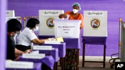 ၂၀၂၀ ခုနှစ် နိုဝင်ဘာလ ၈ရက်နေ့မှာကျင်းပခဲ့တဲ့ ရွေးကောက်ပွဲအတွင်း ရန်ကုန်မြို့အတွင်း မဲဆန္ဒထည့်ဝင်နေသည့် ပြည်သူတဦး