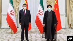 资料照:中国领导人习近平与伊朗总统莱希在乌兹别克斯坦举行的上海合作组织峰会期间举行会晤。(2022年9月16日)