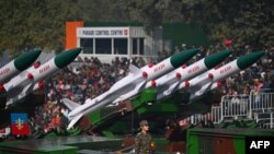 印度陆军的阿卡什导弹系统在首都新德里参加了即将举行的共和国日阅兵彩排。（2023年1月23日）