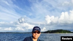 资料照：2015年8月23日，美籍华人李凯在纽约州长岛海湾钓鱼。中国当局自2016年一直拘押李凯。