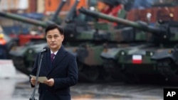 资料照片：在波兰欢迎首批韩制坦克与榴弹炮抵达港口城市格丁尼亚的仪式上，韩国防卫事业厅厅长严东焕发表讲话。(2022年12月6日)