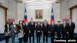 台湾总统蔡英文在台北总统府会见由前美军印太司令部司令、退役海军上将菲利普·戴维森(Philip Davidson 左六)率领的一个美国智库国家亚洲研究局访问团。(2023年2月2日)
