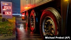 Sebuah truk sedang mengisi bahan bakar di Frankfurt, Jerman, 27 Januari 2023. Negara-negara G7 dan Uni Eropa sepakat memberlakukan batasan harga untuk solar Rusia. (Foto: Michael Probst/AP)
