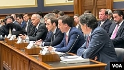 美国众议院金融服务委员会举行“抗击来自中国的经济威胁“听证会,前排右2为前特朗普政府白宫经济顾问克莱特·威廉姆斯。(2023年2月7日,美国之音锺辰芳拍摄)