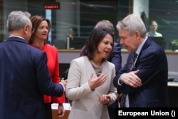 德国外交部长安娜莱娜·贝尔伯克(Annalena Baerbock 中)在布鲁塞尔出席欧盟外长会议。(2023年1月23日)