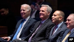 资料照片:拜登总统与时任众议院议长的麦卡锡以及众议院少数党领袖杰弗里斯和众议院多数党领袖斯卡利斯在国会大厦参加国家祈祷早餐会。(2023年2月2日)