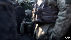 乌克兰军人在东部前线巴赫穆特附近的战壕中。(2023年1月27日)