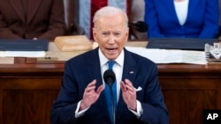 Presiden AS Joe Biden menyampaikan pidato kenegaraan yang pertama di hadapan anggota Kongres di Gedung Capitol, Washington, pada 1 Maret 2022. (Foto: Pool via AP/Jim Lo Scalzo)