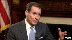 2023年2月10日,白宫国家安全委员会战略沟通协调官约翰·科比在接受美国之音中文部白宫记者黄耀毅采访。