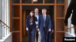 时任新西兰总理阿德恩和接任她的希普金斯(右)2023年1月22日在议会会面。(路透社转发)